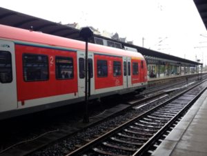 S-Bahn im Mainzer Hauptbahnhof: Die S6 fährt ab 1.1.2024 Mainz-Laubenheim für drei Wochen nicht an. - Foto: gik