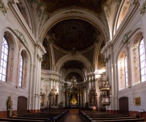 Leere Kirchen, schrumpfende Mitgliederzahlen: Die katholische Kirche muss sparen - hier die Mainzer Kirche St. Ignaz. - Foto: Johan Bakker