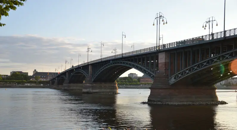 Theodor-Heuss-Brücke von Kastel aus gesehen - Foto: gik