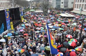 Die große Narrenparty auf dem Schillerplatz am 11.11. kehrt zurück. - Foto: gik