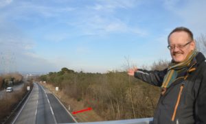 Die Autobahn A643 durch den Mainzer Sand heute, gezeigt von Umweltschützer Jürgen Weidmann. Die roten Pfeile markieren die damals geplante Verbreiterung, Stand 2015. - Foto: gik