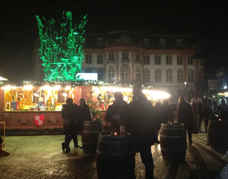 Weihnachtsmarkt Schillerplatz mit grünem Fastnachtsbrunnen