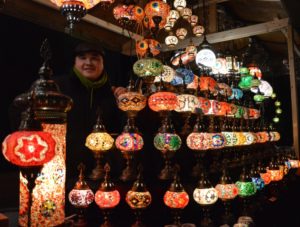 Mohammed Bekiri war schon vor 2015 auf dem Mainzer Weihnachtsmarkt, nun kehrt er mit seinen Mosaiklampen zurück. - Foto: gik