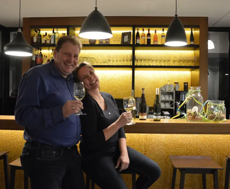 Weinhotel Kaisergarten - Petra Brand und Andreas Biegler an der Bar