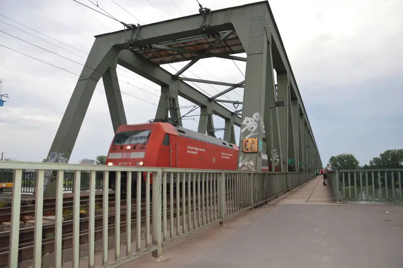Zug auf der Kaiserbrücke bei Mainz - Foto: gik