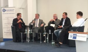 Podiumsdiskussion zur Abschaffung der Straßenausbaubeiträge im Jahr 2019 in der IHK Mainz (von Links): Andreas Behringer (SPD, dagegen), Hannsgeorg Schönig (CDU, dafür), Moderator Gerhard Hohmann, Daniel Köbler (Grüne, dagegen), David Dietz (FDP, dafür). – Foto: gik
