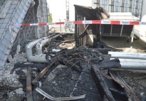 An dieser Ecke des Daches brach vor einer Woche das verheerende Feuer aus und breitete sich von hier aus entlang des Flachdaches Richtung Rheinstraße aus. - Foto: gik