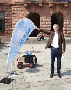 Einsamer Spitzenkandidat: Erwin Stufler von den Freien Wählern im Kommunalwahlkampf in Mainz. - Foto: gik