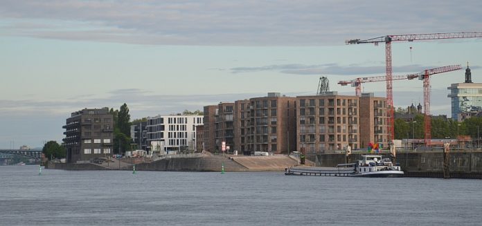 Mainzer Zollhafen mit Binnenschiff vom Rhein aus kleiner