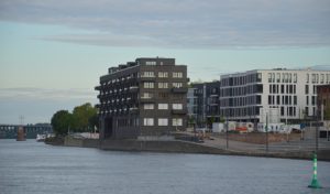 Die Südmole des Mainzer Zollhafens mit dem Gebäude Rheinkai 500 vom Rhein aus. - Foto: gik