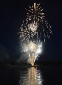 Das große Johannisnacht-Feuerwerk über dem Rhein. - Foto: gik