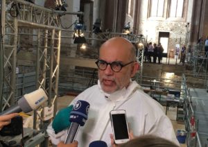 Grabungsleiter Guido Faccani bei einem Interview in der Johanniskirche nach Öffnung des Sarkophags. - Foto: gik