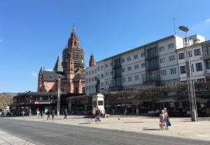 Der Gutenbergplatz in Mainz mit Dom und Gutenbergdenkmal. - Foto: gik