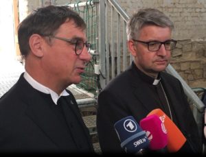 Kirchenpräsident Volker Jung und der Mainzer Bischof Peter Kohlgraf beim Interview. - Foto: gik