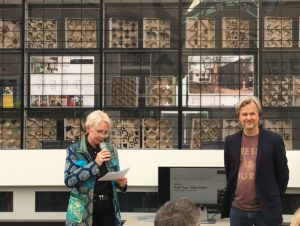 Ina Seddig und Professor Klaus Teltenkötter vor dem Tiny Bauhaus, im Hintergrund Designarbeiten. - Foto: gik