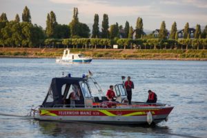 Das Boot der Mainzer Feuerwehr auf dem Rhein bei Mainz. - Foto: Stadt Mainz / Michael Ehresmann