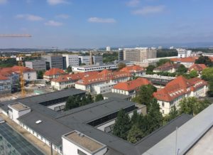 Blick vom Dach der Augenklinik auf das Gelände der Mainzer Uniklinik. - Foto: gik