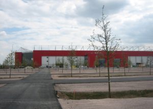 Parkplatz an der Opel-Arena an einem spielfreien Tag. - Foto: gik