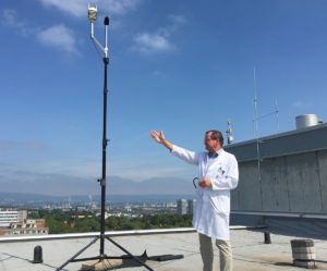 Der Kardiologe Thomas Münzel mit der Fluglärmmessstation auf dem Dach der Mainzer Uniklinik. - Foto: gik