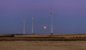 Vollmond über den Feldern von Klein-Winternheim: Ausblick an der Sternwarte der AAG. - Foto: AAG