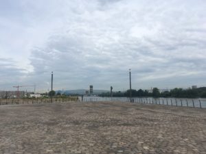 Das neue Rheinufer auf der Südmole am Mainzer Zollhafen präsentiert sich sehr leer. - Foto: gik