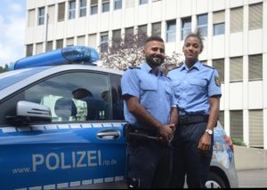 Die beiden Mainzer Polizisten Murat und Vanessa mussten rassistische Beleidigungen erleben. - Foto: gik