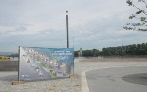 Das Plakat auf der Südmole kündigt "mehr Grün für die Mainzer Neustadt" an - auf der Nordmole, in einigen Jahren. - Foto: gik