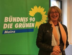 Lachen trotz Unfall: Die grüne Bundestagsabgeordnete Tabea Rößner bei der Verkündung ihres Programms für die Oberbürgermeisterwahl in Mainz. Rößner hatte am Abend zuvor einen Fahrradunfall und sich den Ellbogen gebrochen. - Foto: gik