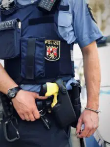 Ein Distanz-Elektroimpulsgerät, ein Taser, im Holster am Gürtel eines Polizisten. - Foto Polizei RLP