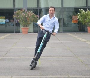 Tier-Manager Daniel Horn auf einem E-Scooter in Mainz. - Foto: gik