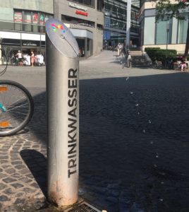 Der Trinkwasserbrunnen am Rebstockplatz in Mainz, der einzige bislang, ist nicht mehr in Betrieb. - Foto: gik