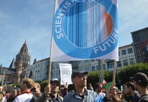 Die Scientists for Future mit den "Warming Stripes" bei #AllefürsKlima. - Foto: gik