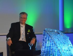 Reinhard Schneider, Chef von Werner und Mertz, am Dienstag bei einem Event seiner Firma, neben einer Plastik aus Recyclingflaschen - jetzt bekommt er den Deutschen Umweltpreis. - Foto: gik