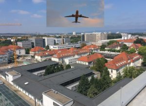 Flieger über der Mainzer Uniklinik, über die seit dem Bau der Nordwestlandebahn eine Anflugroute für den Frankfurter Flughafen verläuft. - Fotomontage: Mainz&