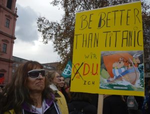 Plakat beim Klimastreik in Mainz: Vielleicht retten Asterix und Obelix ja das Klima... - Foto: gik