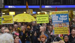 Protest bei der 300. Montagsdemo am Frankfurter Flughafen seit Eröffnung der Nordwestlandebahn im November 2019. - Foto: gik