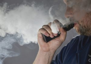 Raucher dampft mit E-Zigarette. - Peter Pulkowski Unimedizin Mainz