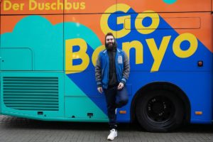 Dominik Blog vor dem Duschbus für Obdachlose, Go Banyo. - Foto: Jan Brandes
