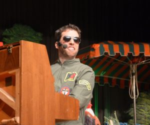Christophe Hinz in der Fastnachtskampagne 2019-2020 beim GCV auf der Bühne als Bundeswehr-Flieger. - Foto: gik