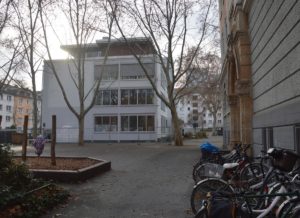 Schulhof der Leibnizschule in der Mainzer Neustadt. - Foto: gik