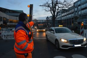 Ein Schrankenwärter regelt den Verkehr an der Absperrung zur Theodor-Heuss-Brücke. - Foto: gik