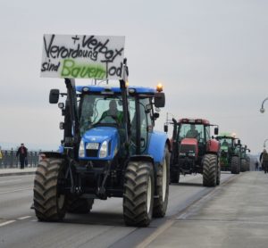 Traktorenkette auf der Theodor-Heuss-Brücke im Januar 2020 - auch damals gab es schon Bauernproteste. - Foto: gik