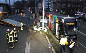 Ein Unfall eines Transporters mit einer Straßenbahn im Mainzer Kaiser-Wilhelm-Ring sorgte am Montag für zusätzliches Chaos im ÖPNV.- Foto Polizei Mainz