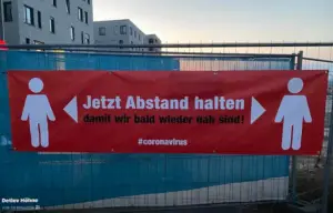 Transparente "Abstand halten" im Mainzer Zollhafen. - Foto: Detlev Höhne