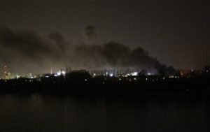 Schwarze Qualmwolke über Mainz-Amöneburg, dort brannten Freitagnacht bis zu 31 Pkws. - Foto: T. Kirchmann