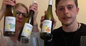 Weinflaschenvergleich via Bildschirm mit Malenka und Niklas Stenner. - Foto: gik