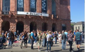 Immer mehr Menschen versammelten sich auf dem Mainzer Gutenbergplatz bei der unangemeldeten Corona-Demo. - Foto: gik