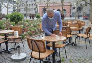 Amir Ghassemi bereitet am Liebfrauenplatz die Tische und Stühle seines Burgerladen Jamy's vor. - Foto: gik