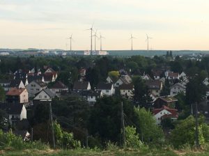 Mainz-Hechtsheim mit Windrädern in der Ferne. - Foto: gik