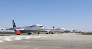 Parkplatz statt Landebahn: Lufthansa-Maschinen parken während der Coronakrise auf der Nordwestlandebahn. - Foto: Fraport AG 